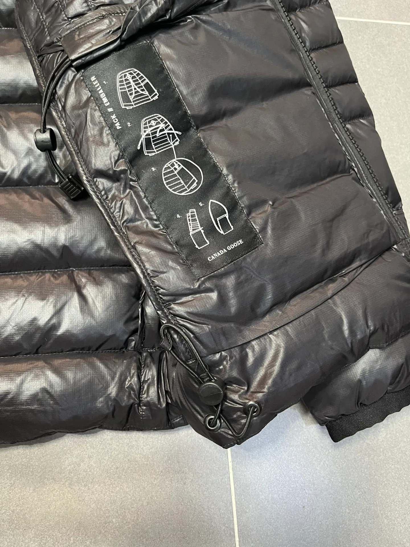 P860 Top 🔥purchase version 𝘾𝘼𝙉𝘼𝘿𝘼 𝙂𝙊𝙊𝙎𝙀/Canada Goose 2227 thin and light model. It’s super lightweight and doesn’t feel any weight on your upper body at all! Show more temperament‼  Canada Goose, a Canadian brand, has always been recognized as the warmest down jacket. Various Instagram celebrities, Internet celebrities, and celebrities often wear it for street photos. I make Canada Goose every year, but I still can’t get rid of my love for the goose. No matter how cold the winter is, there is no need to be afraid. Canada Goose is the legendary warmest down jacket and is known as a must-have for Arctic outdoor sports! The most popular down jacket in the world, celebrities are rushing to buy it, it is a must-have! Size: S-2XL Color: silver gray (red label) silver gray (black label), black (red label), black (black label), dark blue